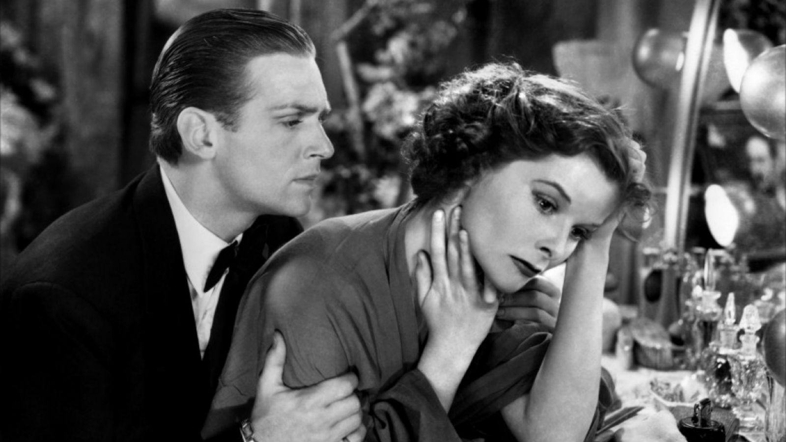 Es la actriz con más premios Oscar, cuatro. El primero lo consiguió con «Gloria de un día» (1933). Luego repitió con «Adivina quién viene a cenar» (1967), «El león en invierno» (1968) y «Nuestros años dorados» (1981).