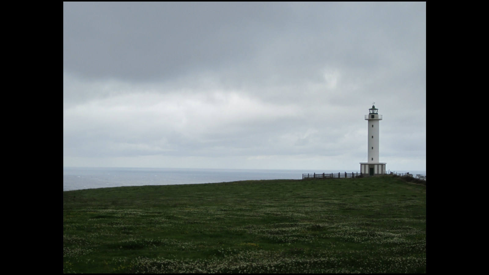 El lugar sobre el que se asienta el «Faro de Luces» remite a una imagen onírica. Estas construcciones, que tanto ayudaban a los marinos en la antigua navegación, siguen teniendo ese aura mágico y de misterio que la historia fue forjando