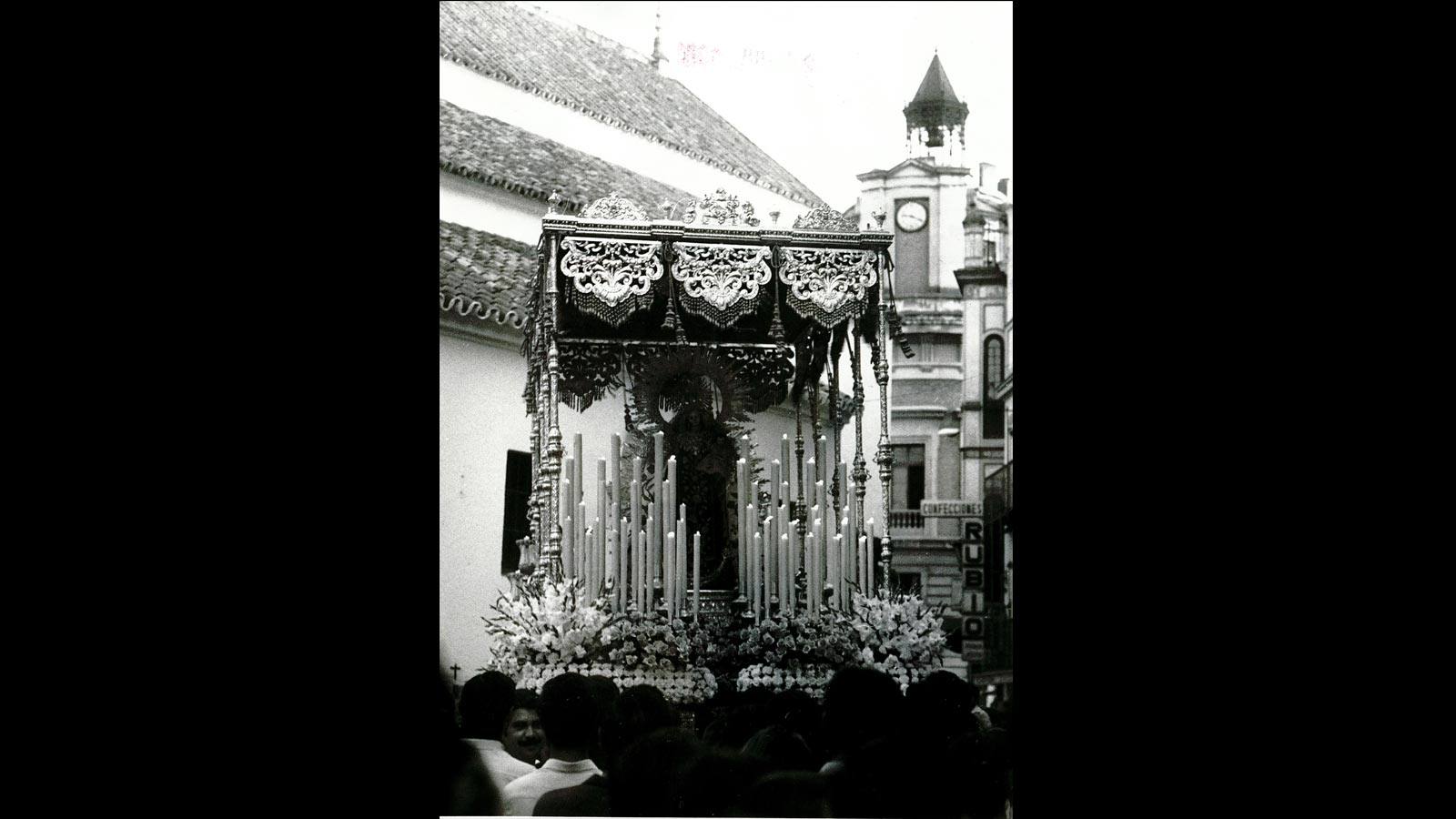 
Procesión de la Virgen del Carmen, que salía este año, 1981, todavía de la iglesia de Santa Catalina
