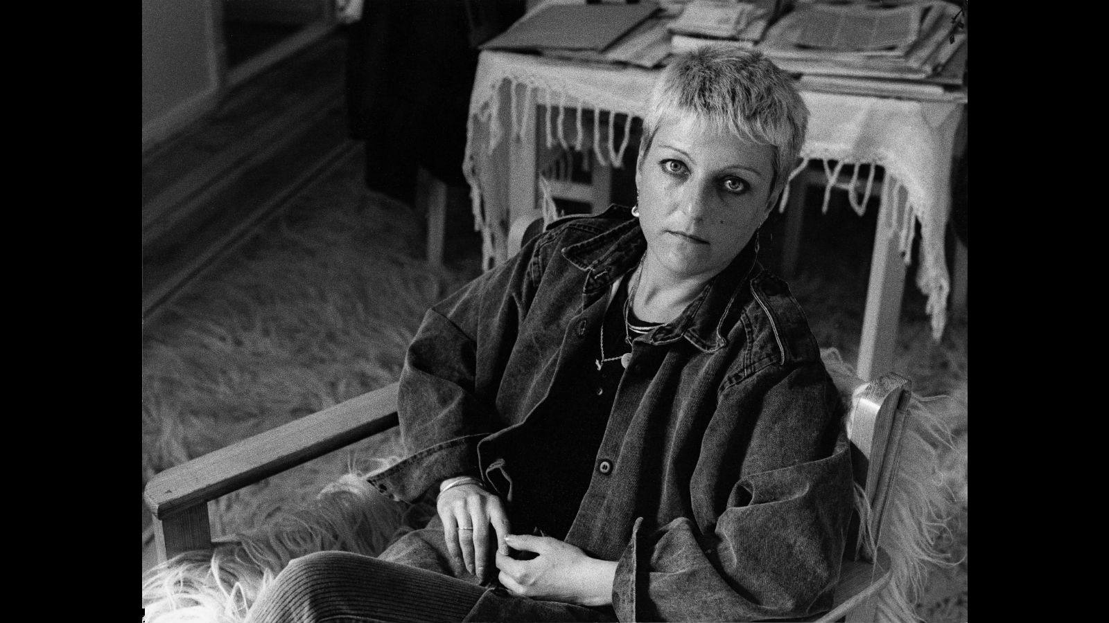 La rumana en lengua alemana Herta Müller (1953) en Berlín en 1987. En 2009 ganó el Premio Nobel de Literatura por su capacidad para describir «con la concentración de la poesía y la franqueza de la prosa, el paisaje de los desposeídos»