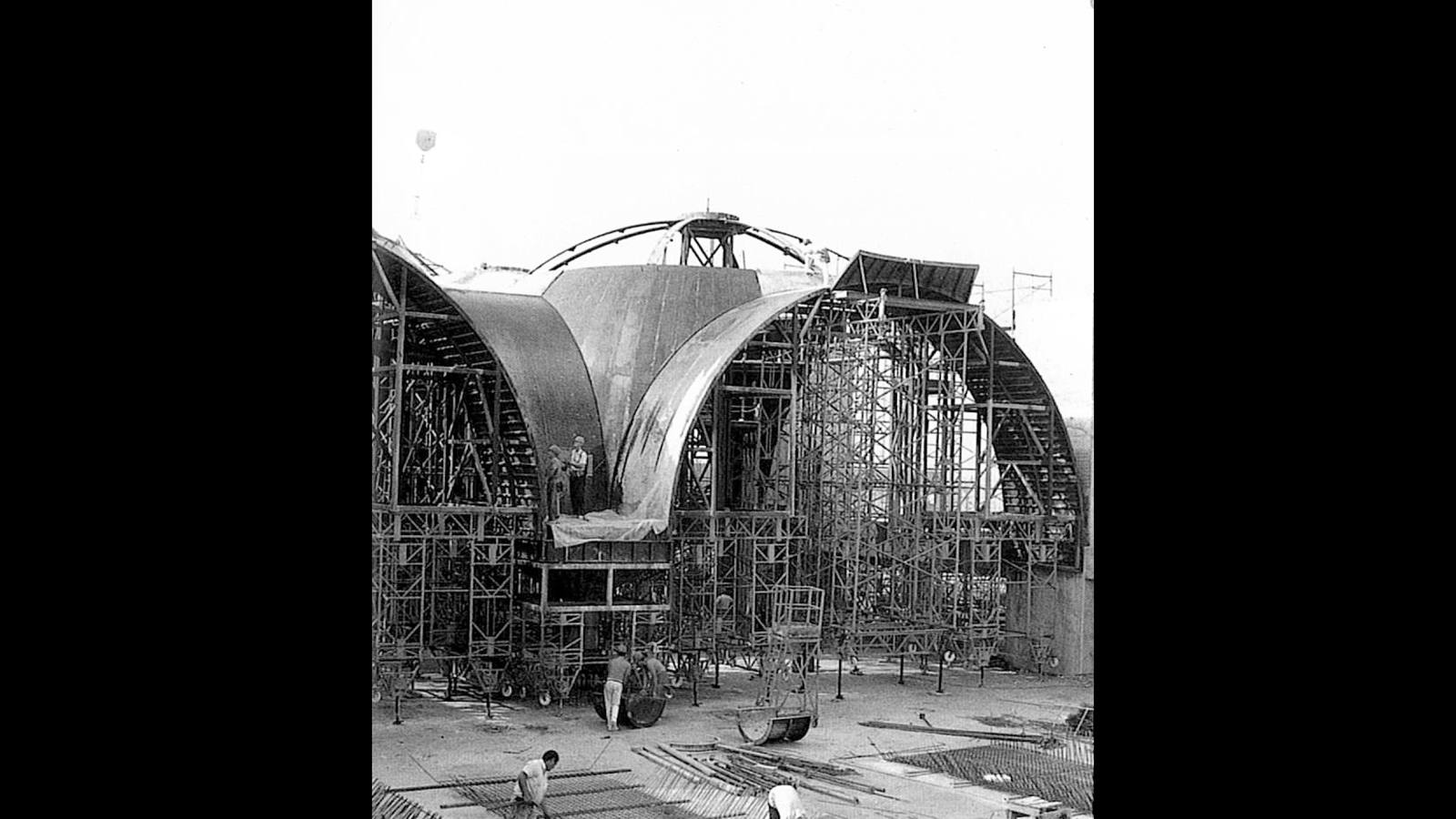 
De la mano de la Exposición Universal de 1191, el aeropuerto sevillano se vio sometido a una de sus remodelaciones más importantes. En la imagen, construcción de las bóvedas de la nueva terminal
