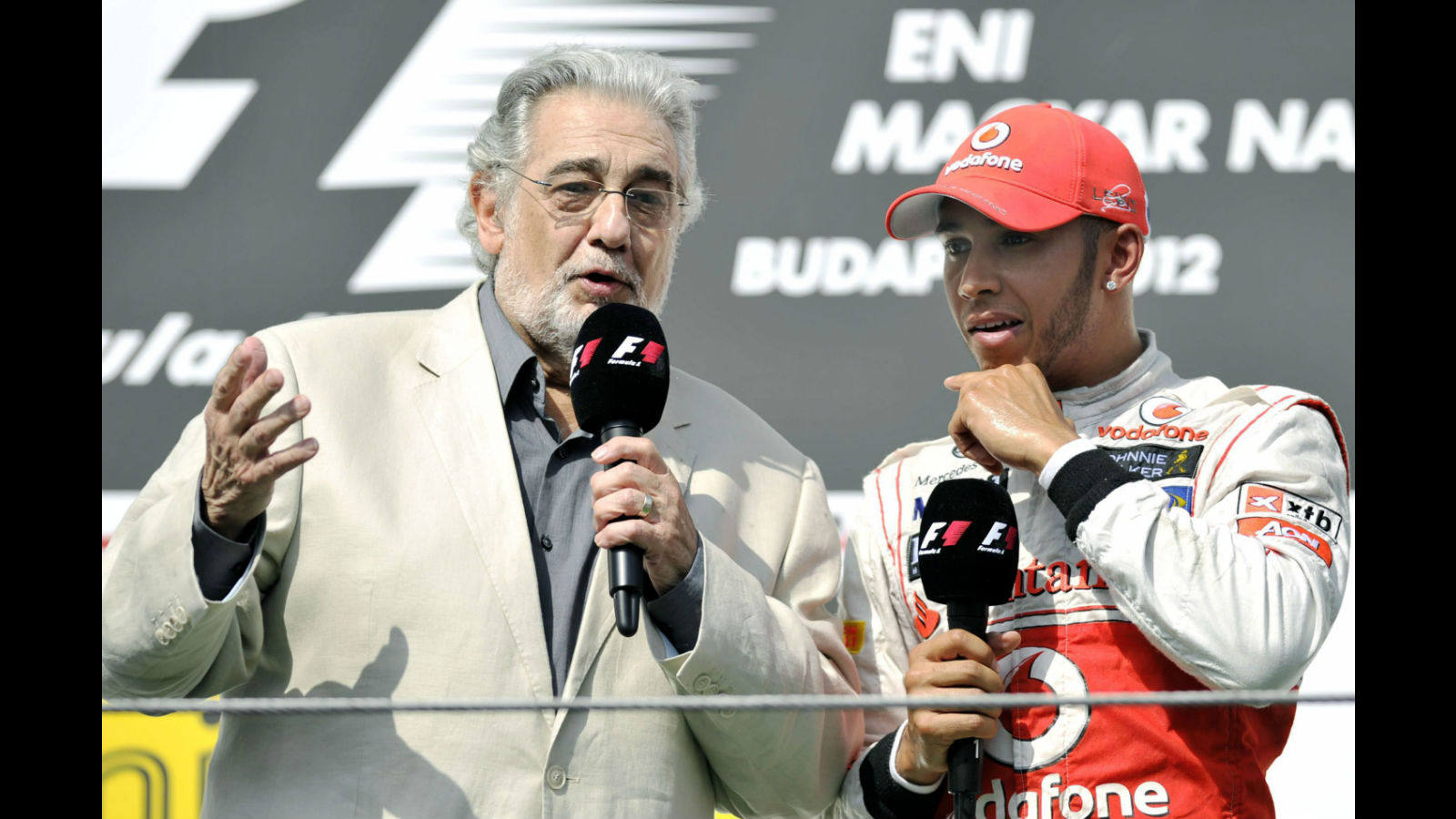 Muy amigo del deporte y de los deportistas, Plácido Domingo fue invitado a subirse al pódium del Gran Premio de Hungría de F1 junto a Hamilton