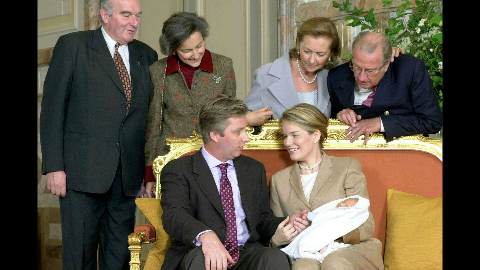 Los padres de Anna Komorowski, la Reina Paola, el Rey Alberto, su hijo, el Príncipe Philippe y la Princesa Anna observando a su hija y nieta, la Princesa Elisabeth