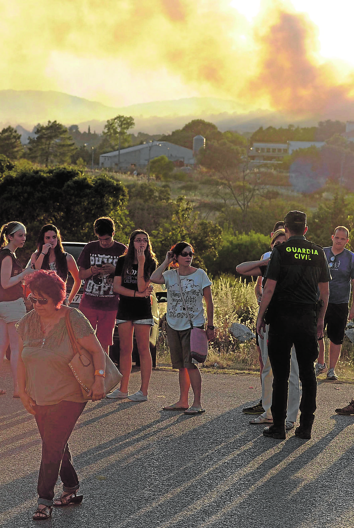 La preocupación de los vecinos ante el inicio del incendio.