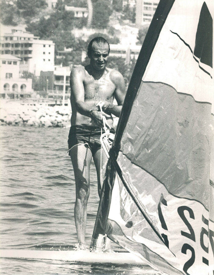 
El Rey Don Juan Carlos practicando windsurf en la bahía de Palma, en 1979.
