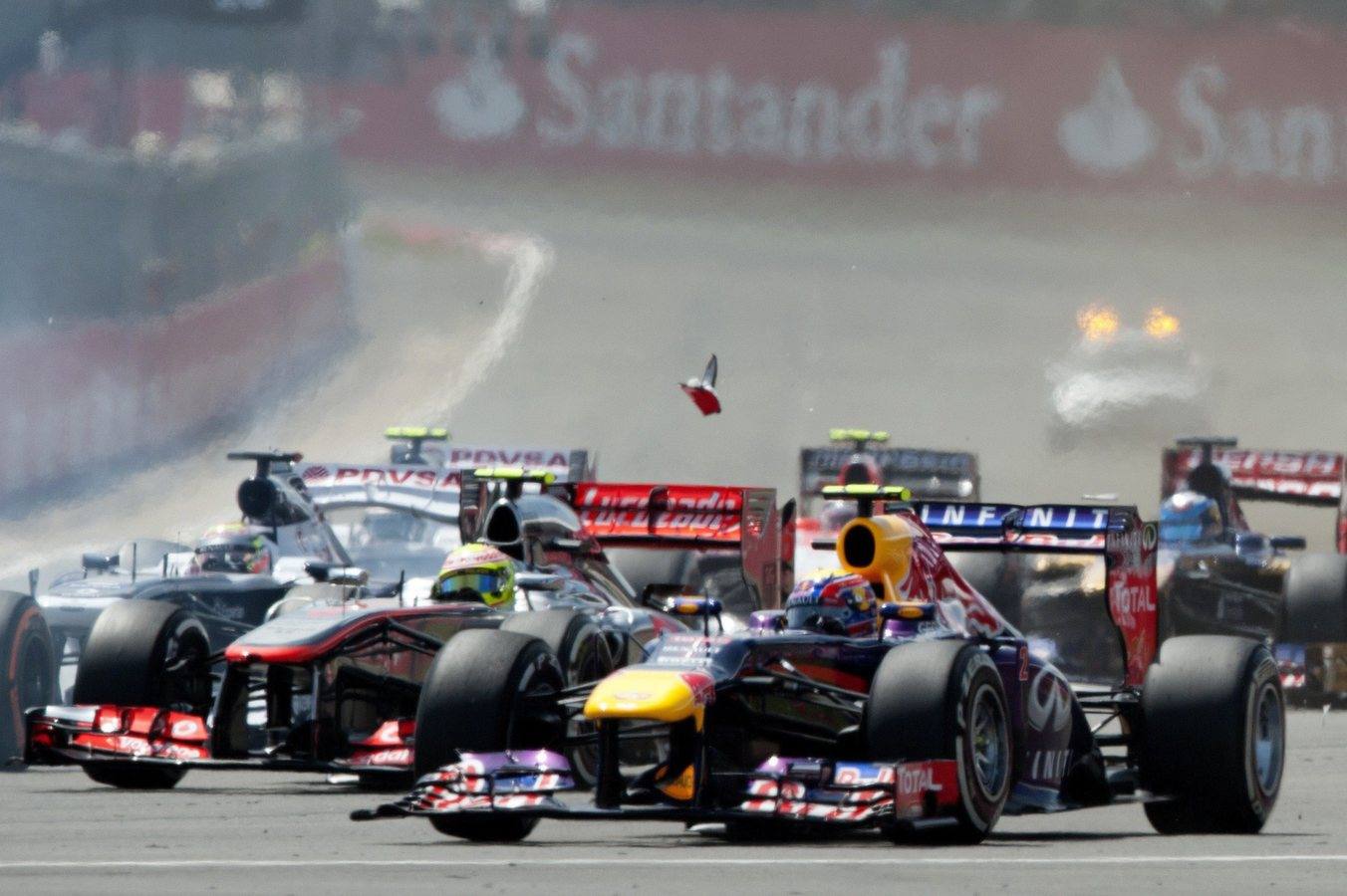 
Alonso acaba tercero en una carrera loca por los reventones de ruedas, ganada por Rosberg y en la que Vettel abandonó cuando era líder
