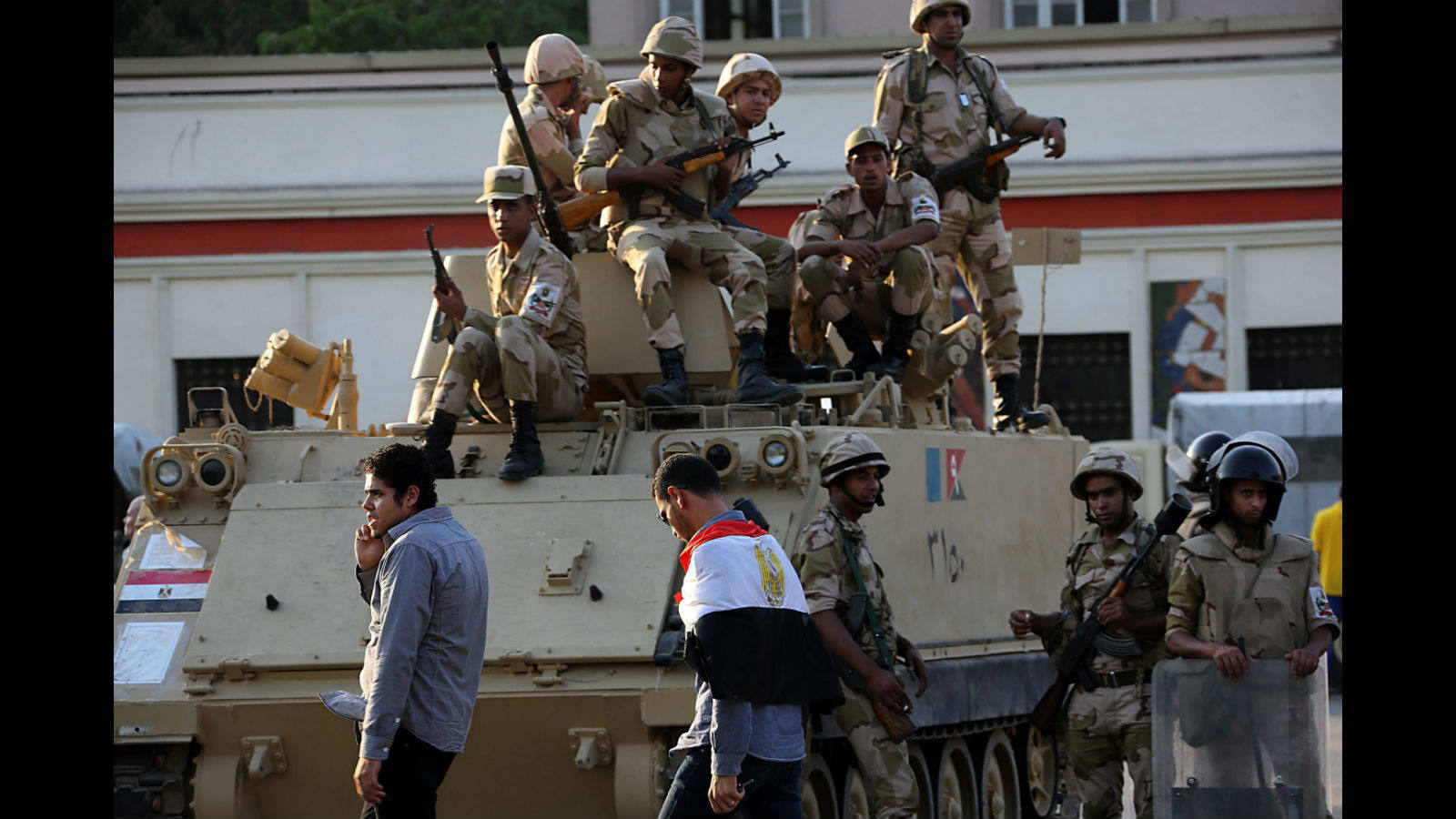 Un viandante pasa frente a un carro blindado. La mayoría de la población ha aplaudido la acción militar para deponer a Mursi