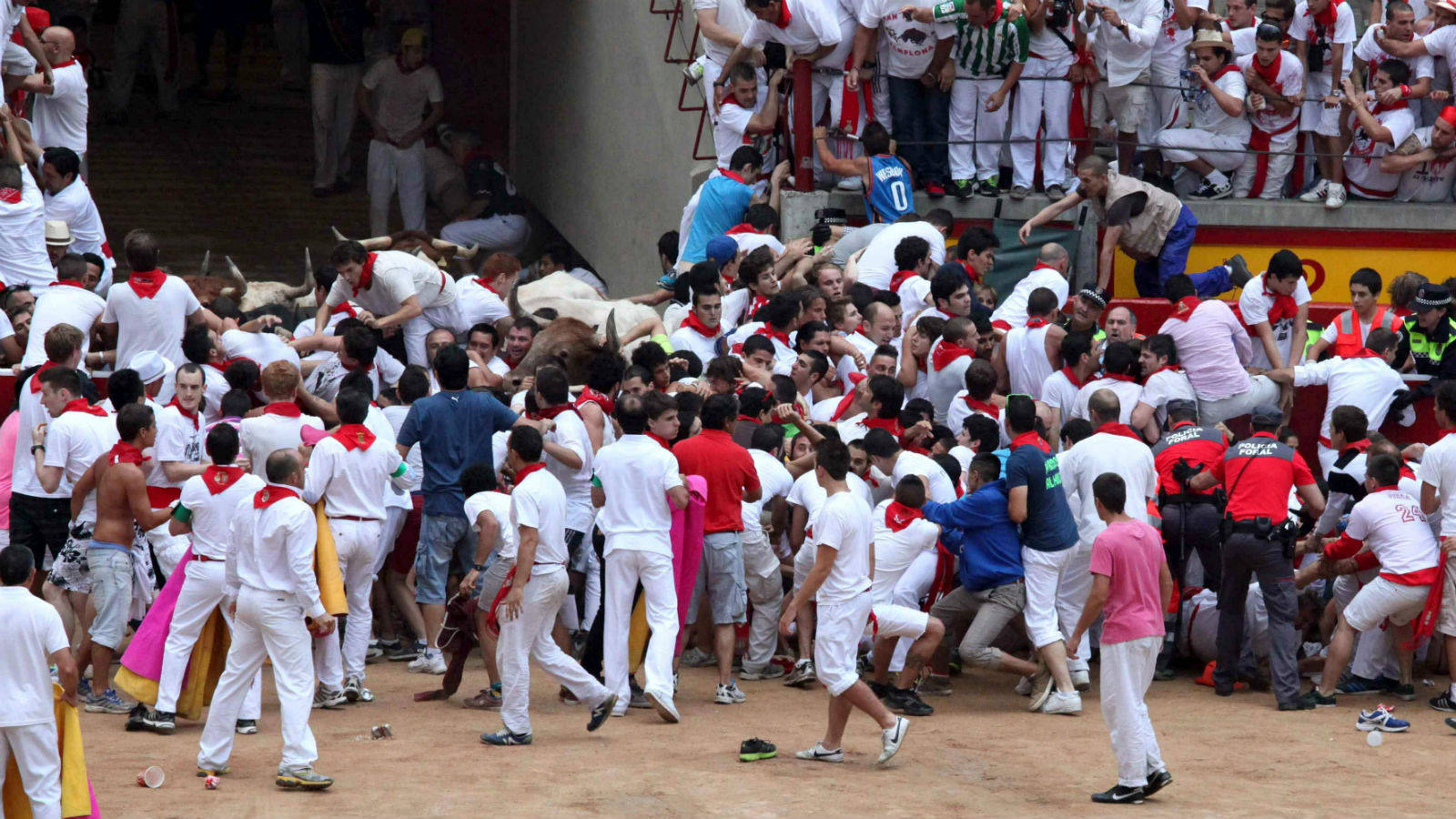 Los mozos se encontraron con una de las dos puertas de la plaza de toros cerrada, lo que provocó el tumulto antes incluso de que llegaran los toros.