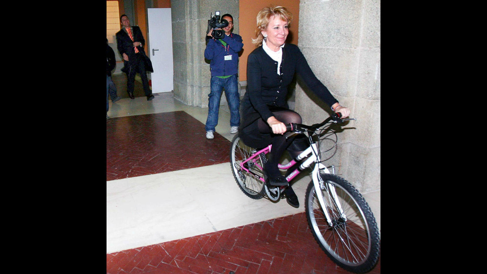 La entonces presidenta de la Comunidad de Madrid, Esperanza Aguirre, en la entraga de unos premios infantiles en 2007.