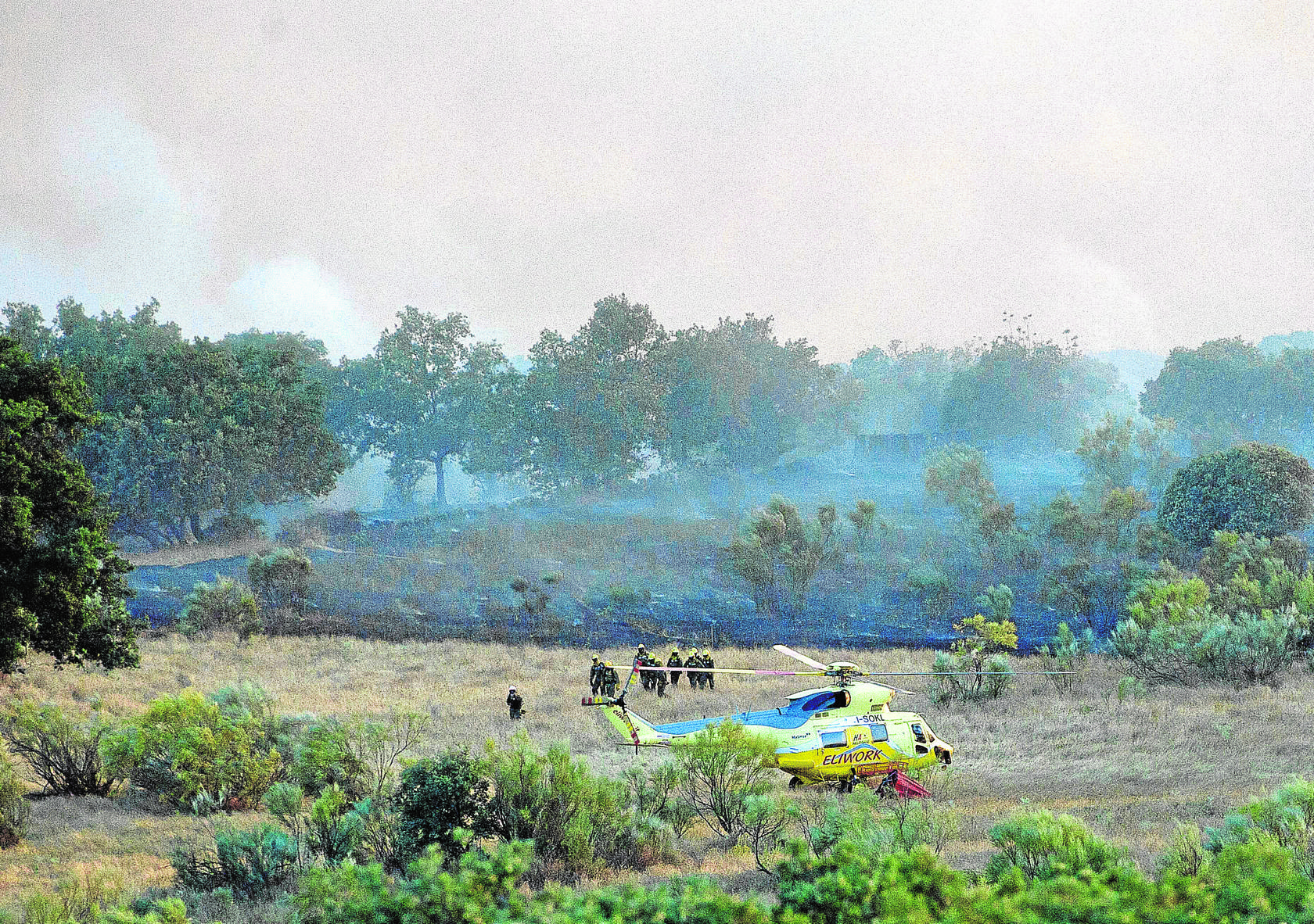 Los distintos equipos trabajan duro para apagar el incendio.