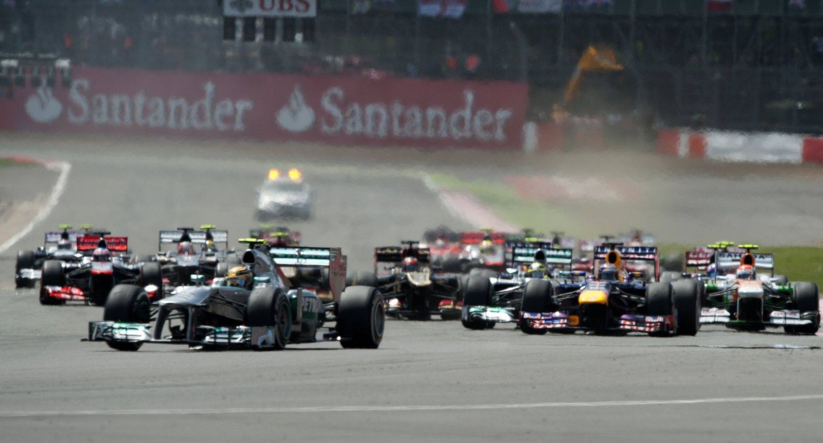 
Alonso acaba tercero en una carrera loca por los reventones de ruedas, ganada por Rosberg y en la que Vettel abandonó cuando era líder
