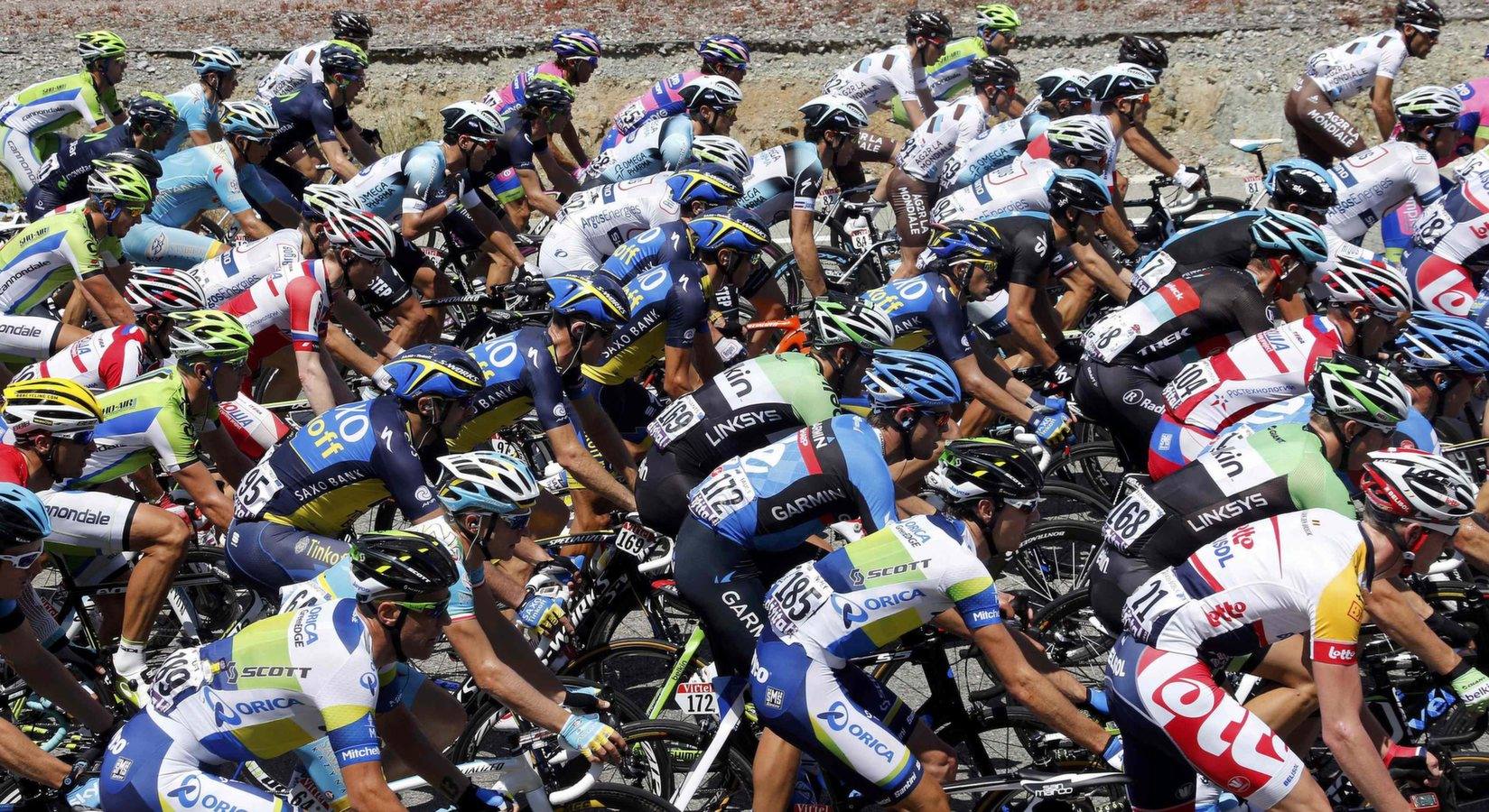 
Jan Bakelants sorprende al pelotón y se lleva el triunfo de etapa y el maillot amarillo
