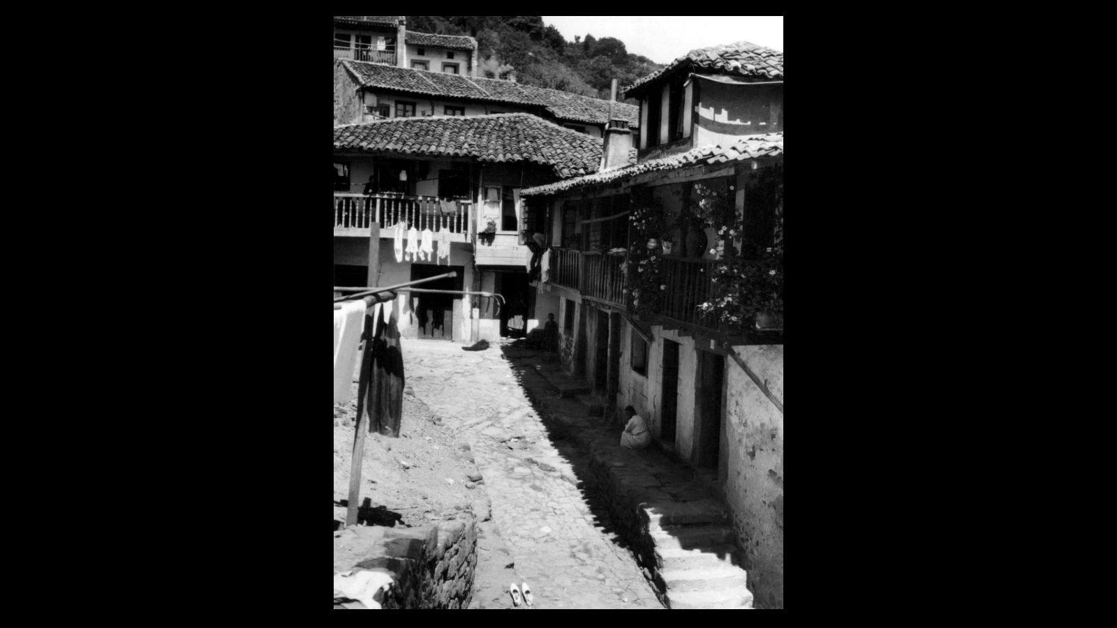 Imagen de las calles del pueblo de Lastres en 1935, cuando era una pequeña localidad de pescadores
