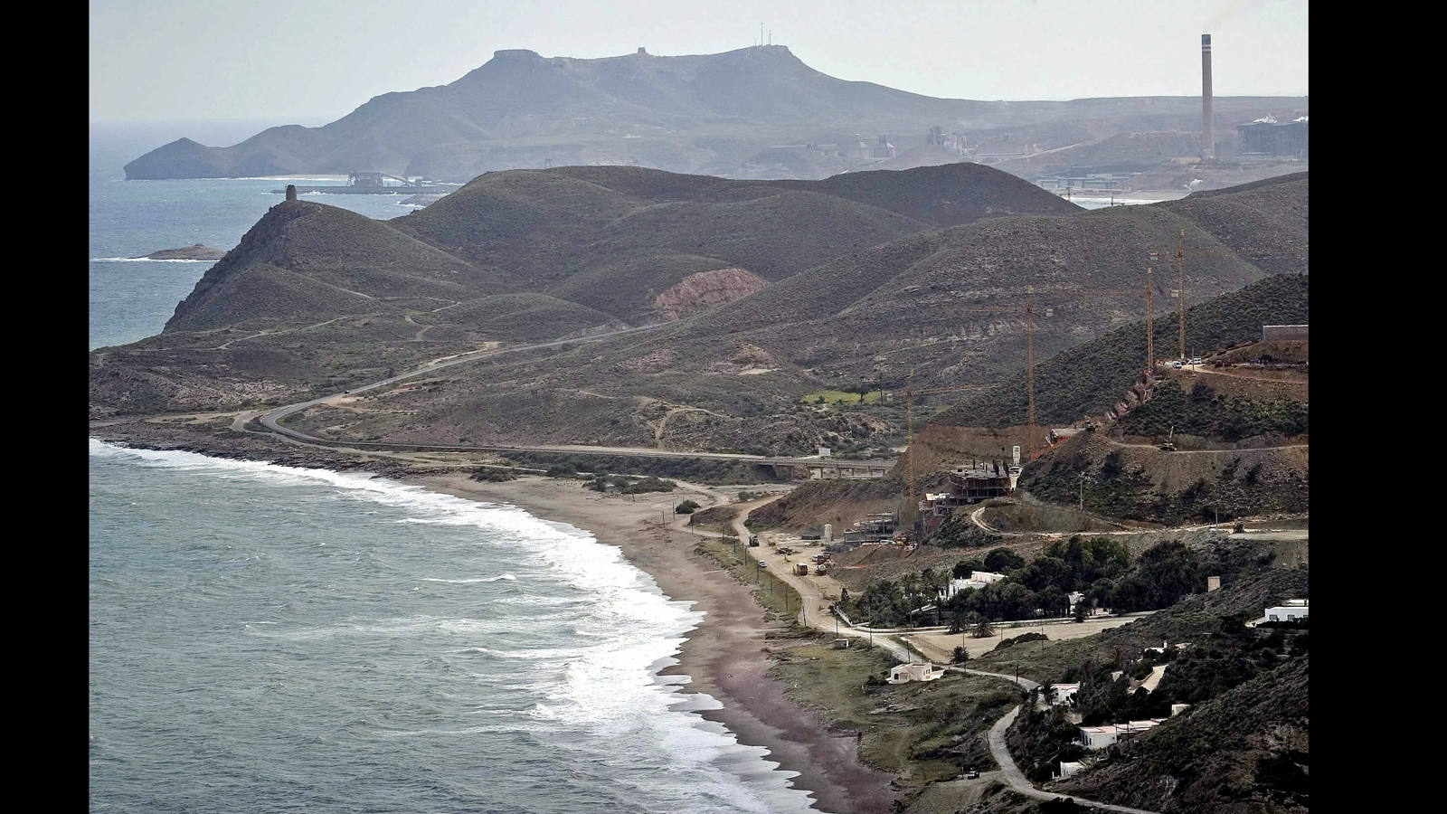 "Lawrence de Arabia" fue el primer rodaje de grandes dimensiones que se organizó en Almería. Algunas escenas se hicieron realidad en las dunas del Cabo de Gata o en la playa del Algarrobico (en la imagen) donde se reprodujo la ciudad jornada de Aqaba