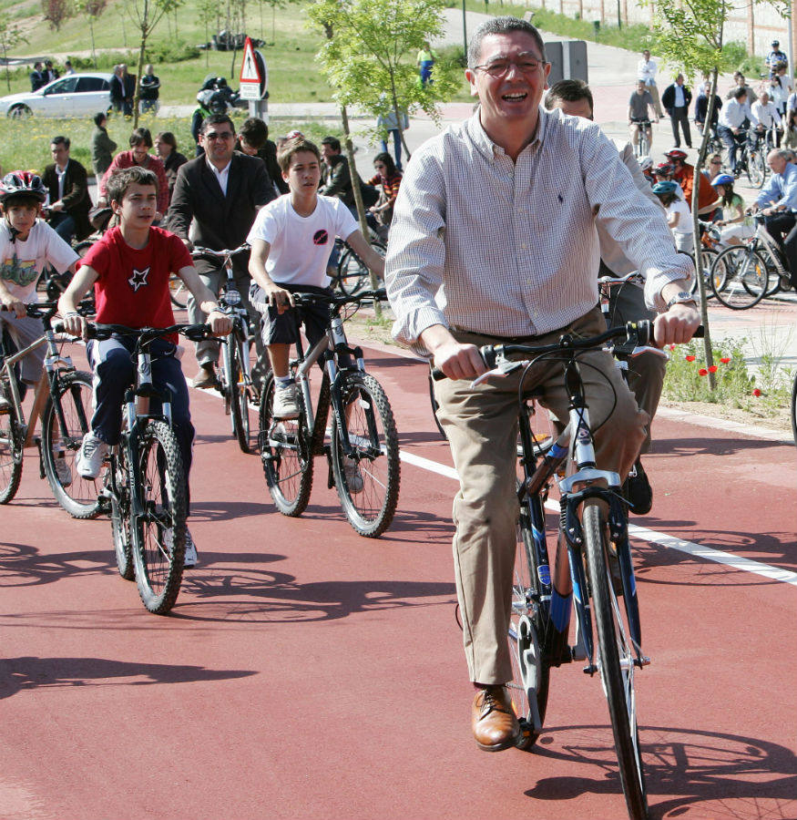 El entonces alcalde de Madrid, Alberto Ruiz-Gallardón, durante la inauguración de la tercera fase del Anillo Verde Ciclista de 64,2 kilómetros, en 2007. Allí afirmó que su objetivo es que en el año 2016 haya 457 kilómetros de red ciclista.