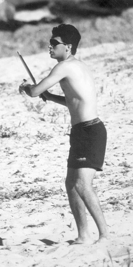 
Raul jugando tranquilamente en la playa, en 1997, tres años después de su debut con el primer equipo del Real Madrid
