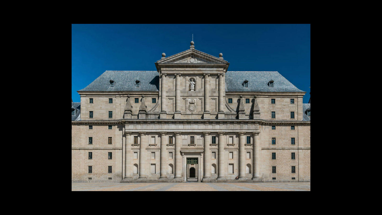 
Fachada oeste y entrada principal a la basílica del Monasterio
