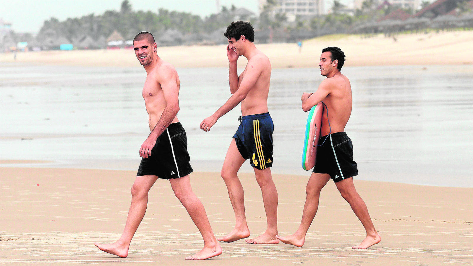 
Aprovecharon las horas libres que les concedió Vicente del Bosque antes de comenzar a preparar la semifinal contra Italia para pasar un rato en la Playa de Futuro
