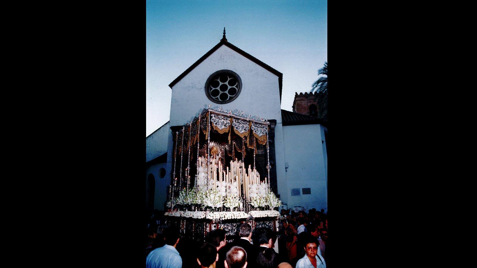 
Procesión de la Virgen del Carmen, que salía este año, 1998, todavía de la iglesia de Santa Catalina
