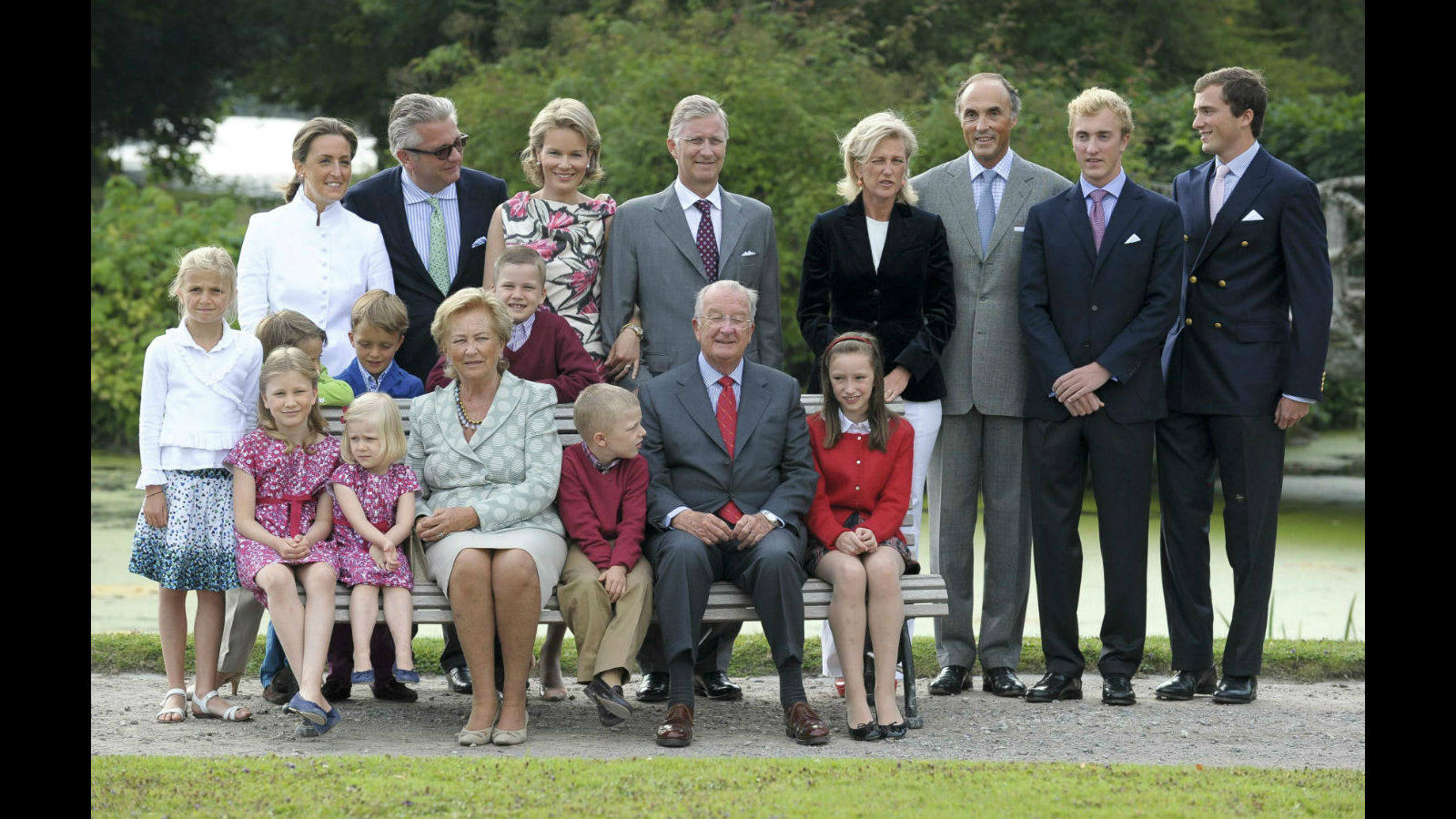 La Familia Real Belga, pero esta vez al completo, posando para una sesión fotográfica en su jardín privado del Palacio de Laeken en Bruselas