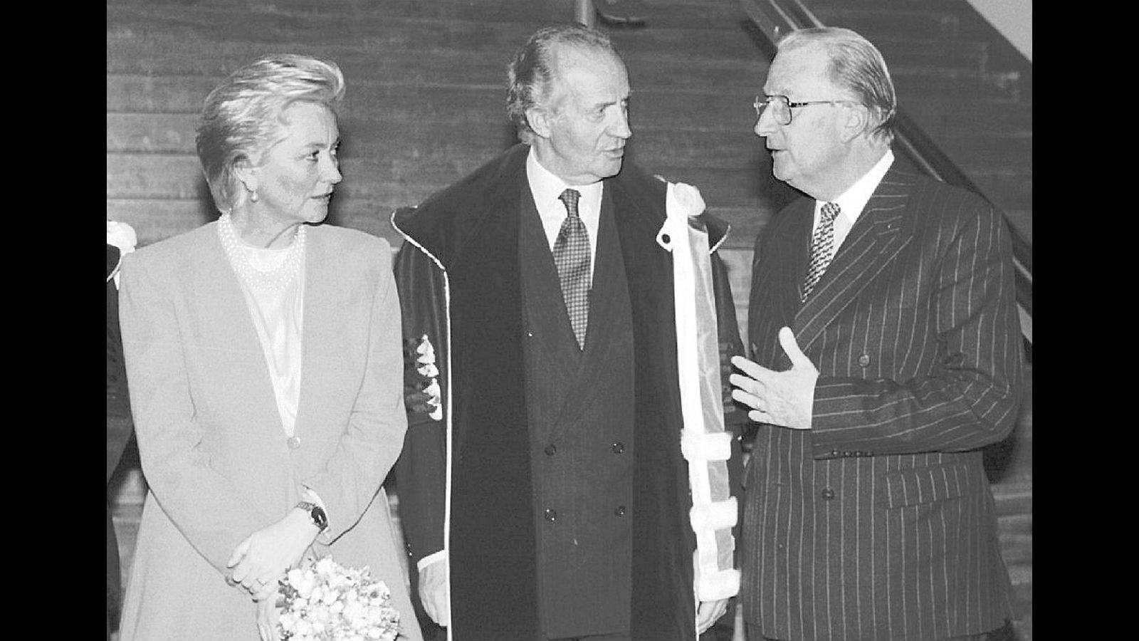 Don Juan Carlos conversa con los Reyes Alberto II y Paola de Bélgica, tras ser investido Doctor "Honoris Causa" de la Universidad de Lovaina