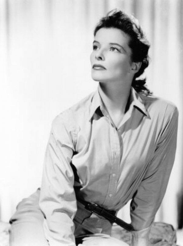 Katharine Hepburn se convirtió en un icono del cine por sus papeles de mujer sofisticada, fuerte e independiente, aunque con una vulnerabilidad oculta. Tal y como era ella en realidad.