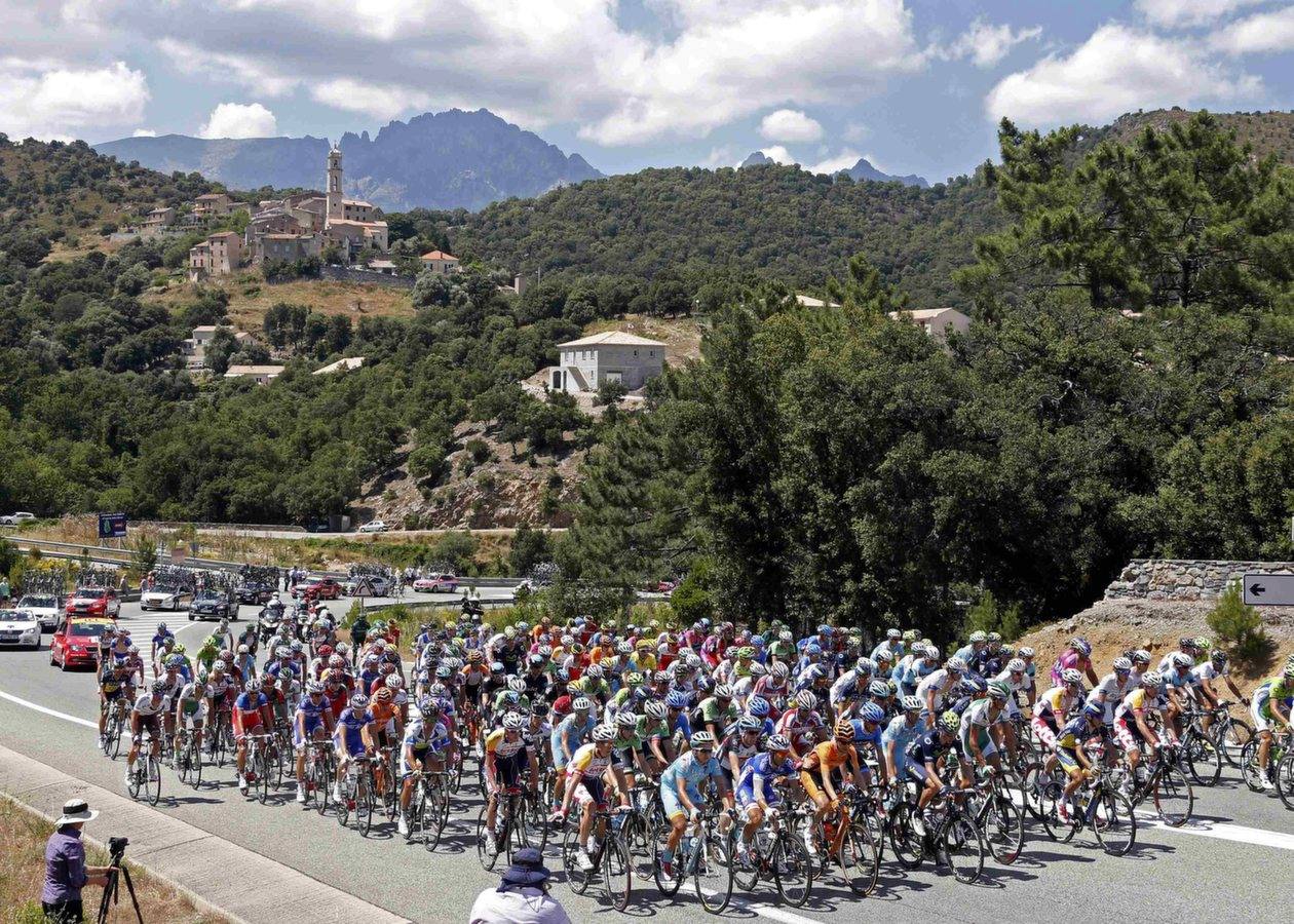 
Jan Bakelants sorprende al pelotón y se lleva el triunfo de etapa y el maillot amarillo
