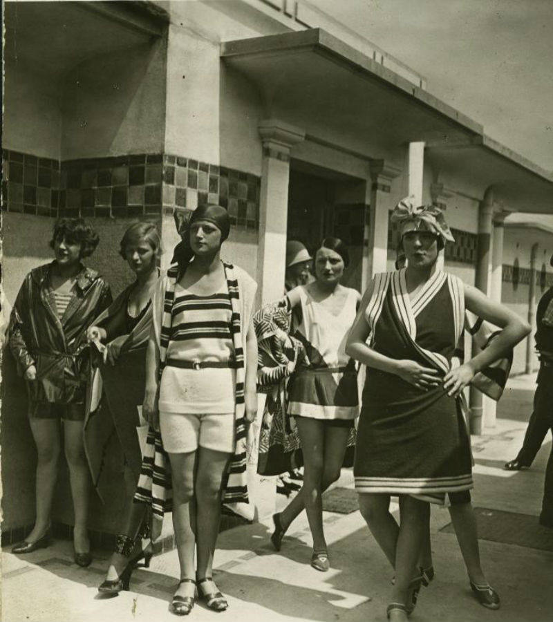 Una serie de modelos posan, en 1927, con los nuevos trajes de baño.