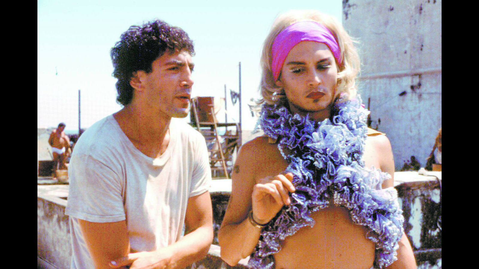 Johnny y Javier Bardem, jovenes y juntos en una escena de la película «Antes que anochezca» en el año 2000