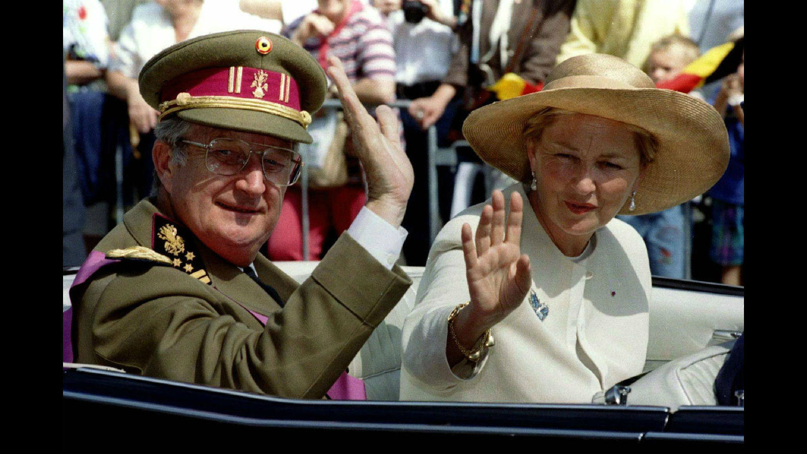 Los Reyes de Bélgica saludan a la muchedumbre antes en un desfile militar que se celebra en el día nacional del país, 21 de julio.
