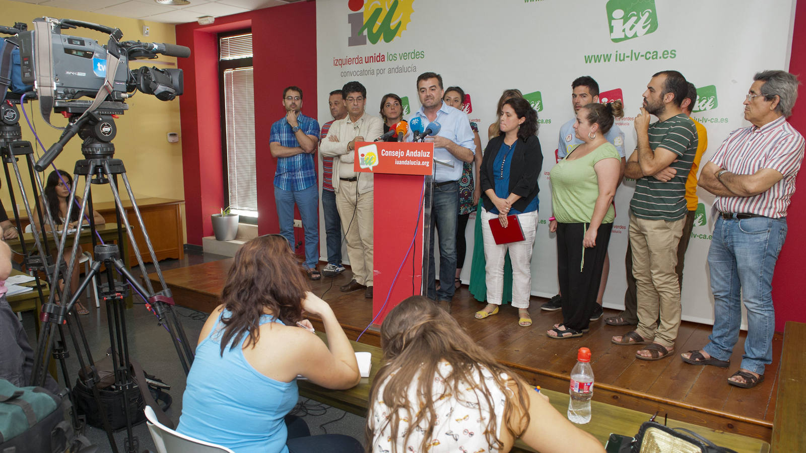 Antonio Maíllo, coordinador general de IU, flanqueado por Diego Valderas y Amanda Meyer, en la presentación de una nueva movilización contra el Gobierno por los desahucios