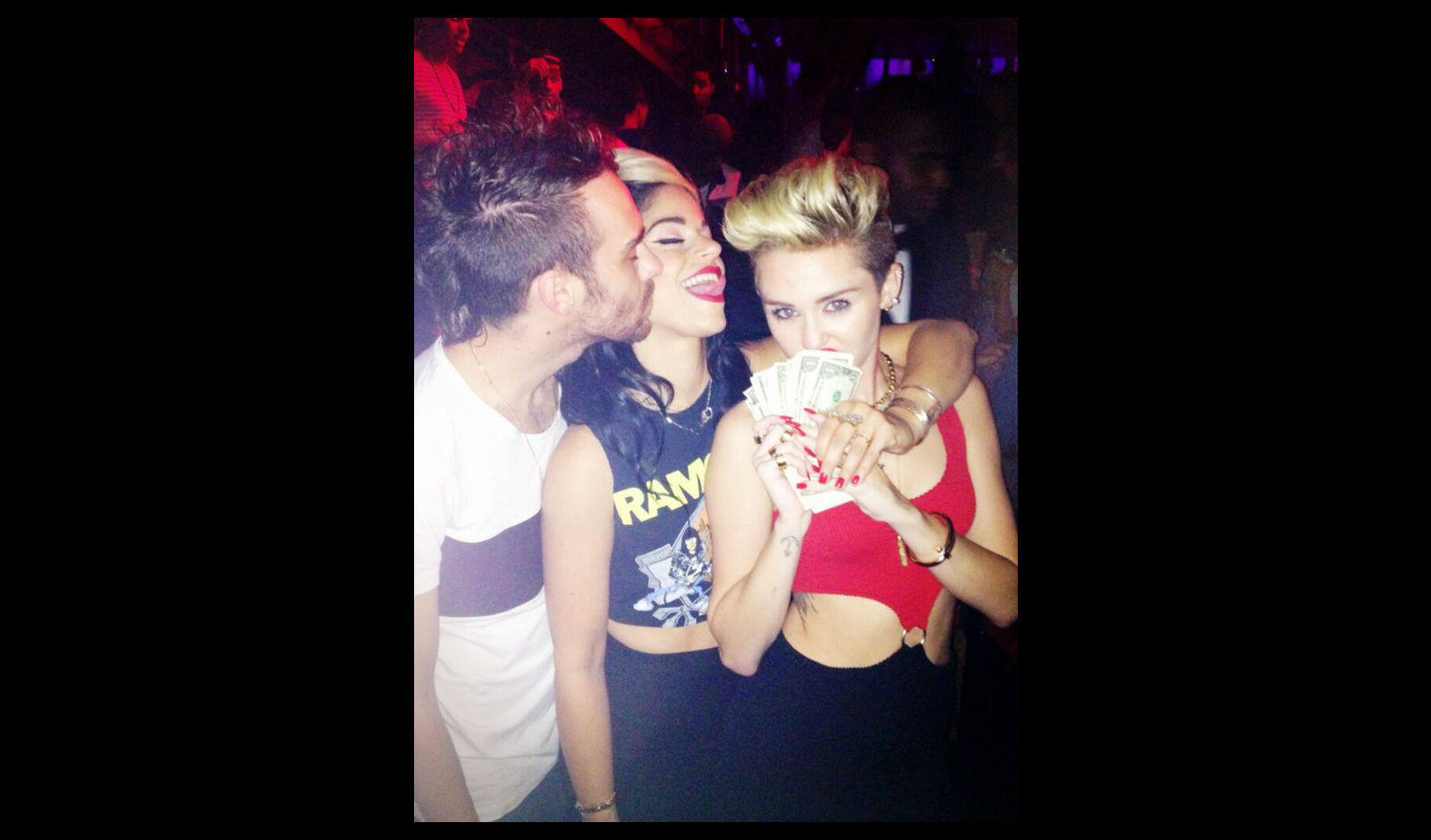 Miley Cyrus presume de ombligo