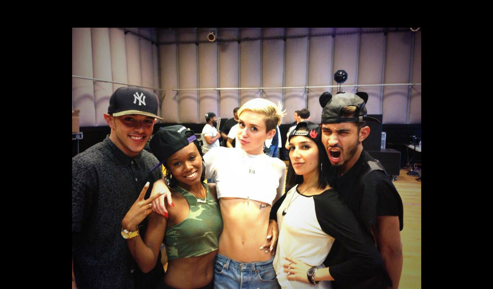 Miley Cyrus presume de ombligo