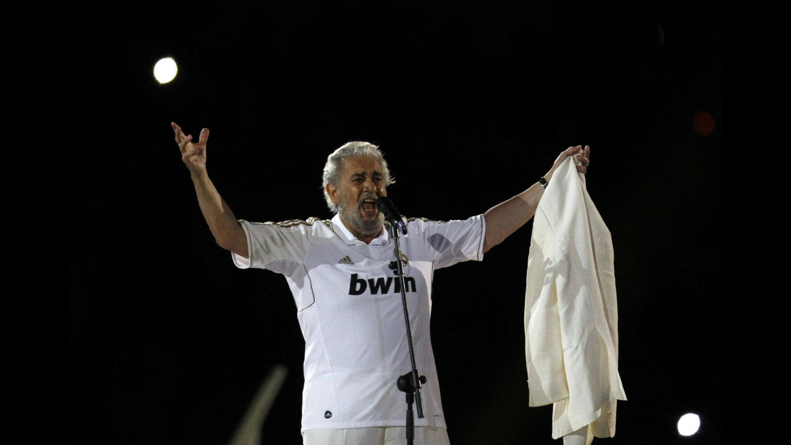 Reconocido aficionado madridista, Plácido Domingo no quiso faltar a la cita cuando le propusieron cantar el himno sobre el Bernabéu para celebrar la 32º liga blanca