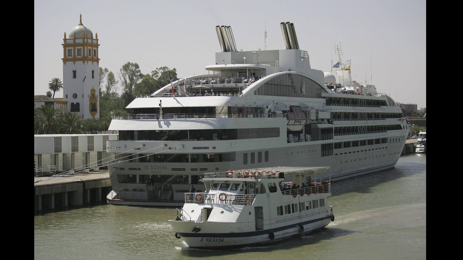 Llegada al muelle de las Delicias del crucero "Le Soleal"