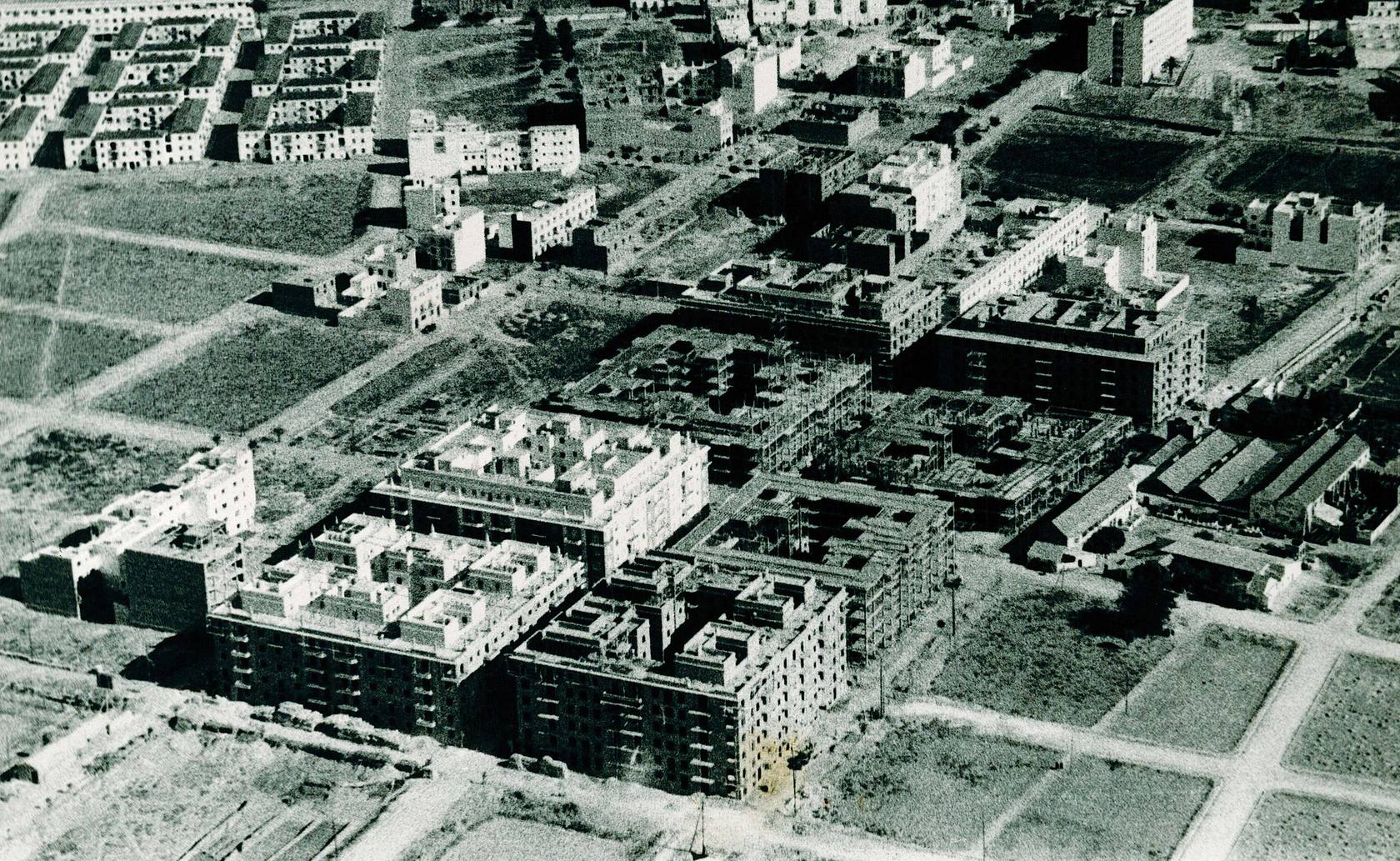 
Solares listos para levantar bloques en Los Remedios. La vía que se ve tras los cuatro edificios cuadrados es Virgen de Luján
