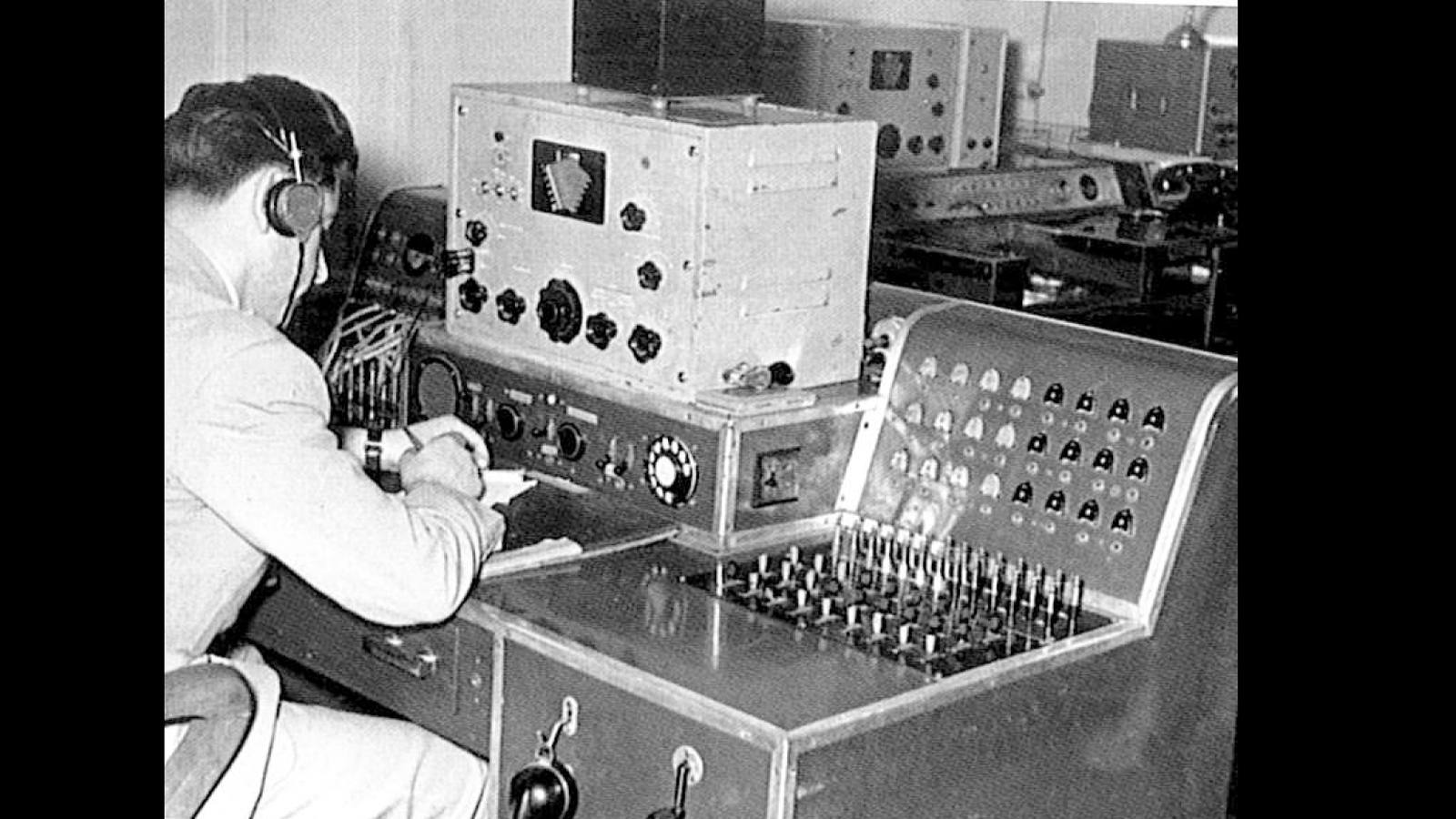 
Operario del pupitre de control de comunicaciones radio
