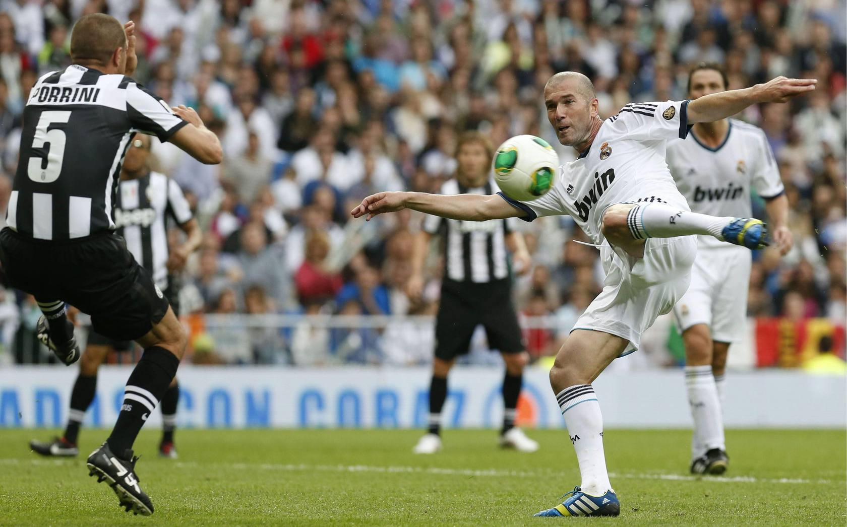 
Zidane ha demostrado estar en plena forma. En la imagen, intenta un remate ante Porrini
