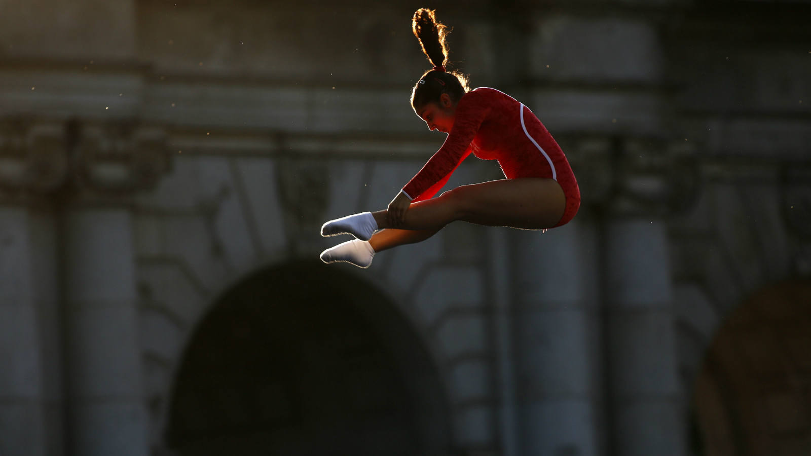 
Marina Peñalba, también de trampolín, salta frente a la Puerta de Alcalá
