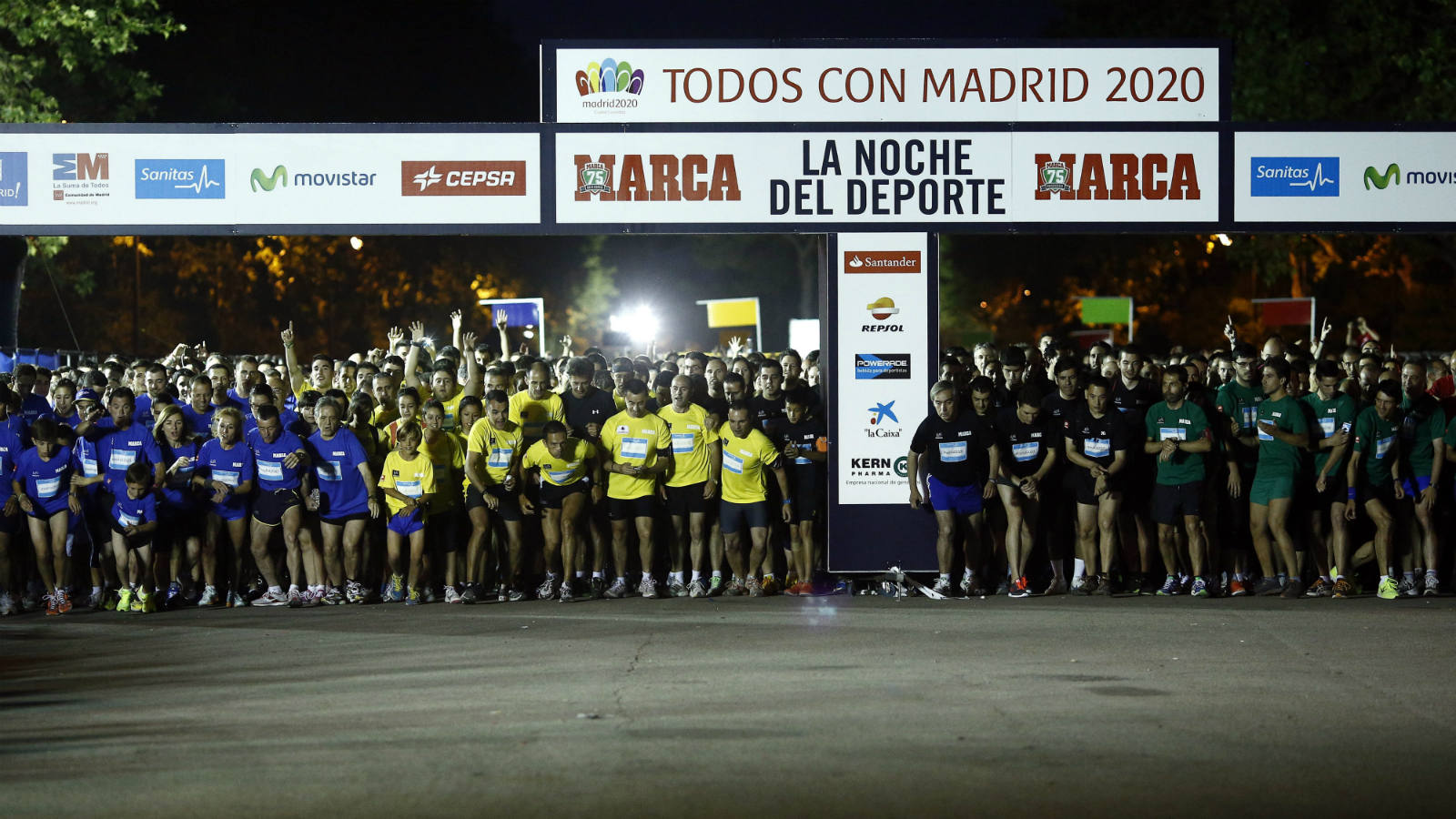 
Las camisetas de los corredores llevaban los cinco colores de los colores olímpicos
