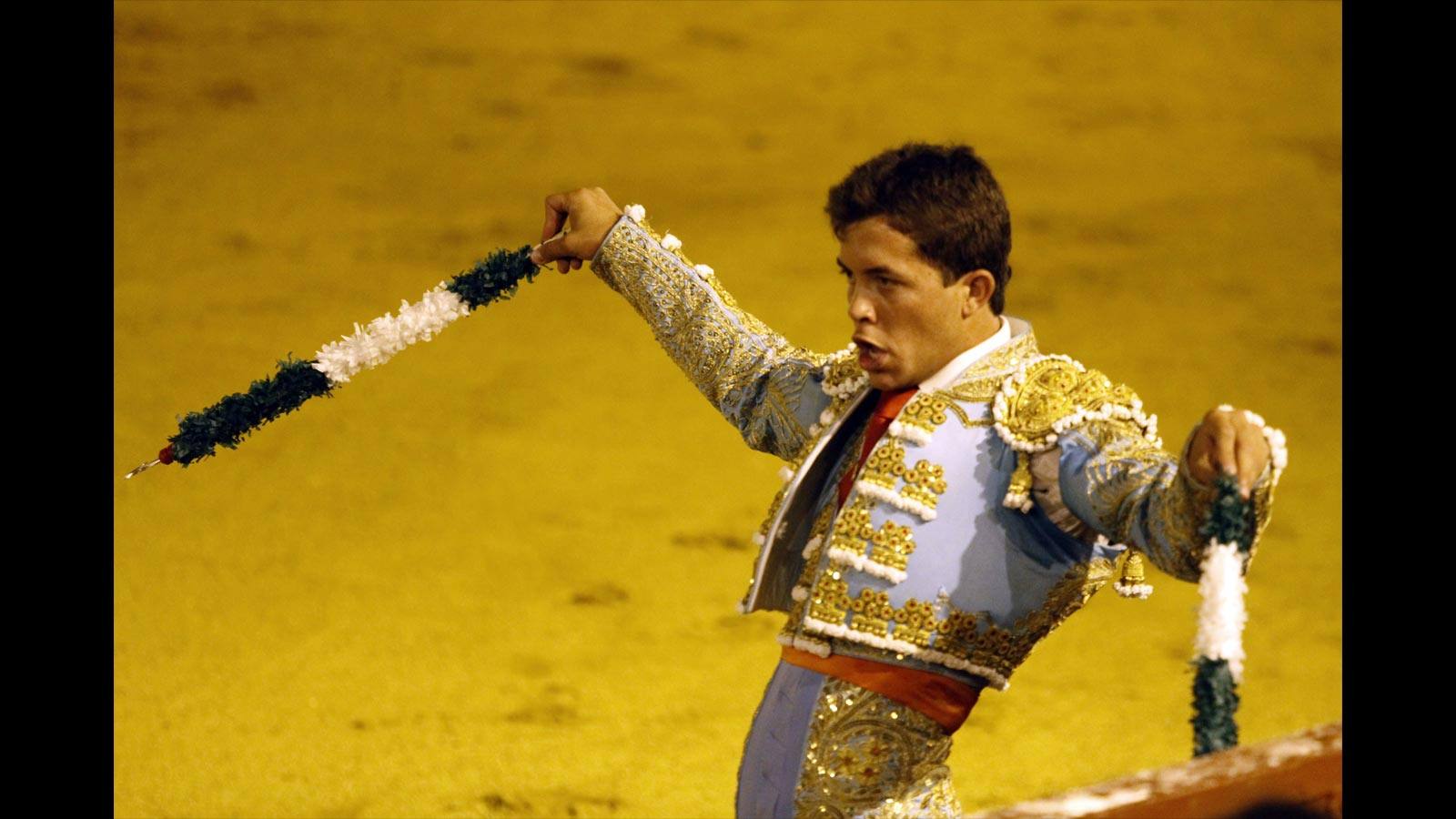 
Eloy Ortega, quide azul cielo y oro, pinchazo y estocada (silencio) y media estocada (palmas tras leve petición)
