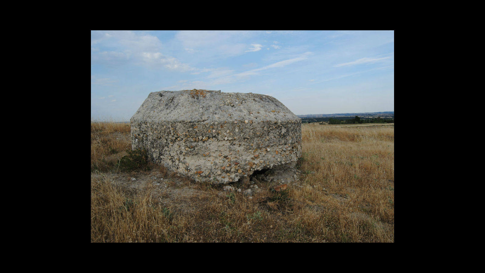 Cerca de Brunete existe una línea formada por varios fortines, los cuales podían resistir, a pesar de su rudimentaria construcción, varios disparos de artillería.