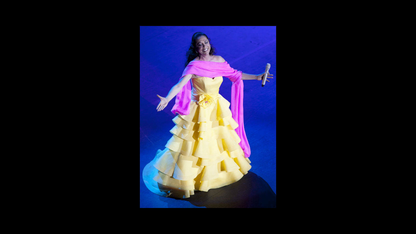 Su concierto más reciente. en Sevilla en junio de 2013, con un vestido y chal con los colores de un capote