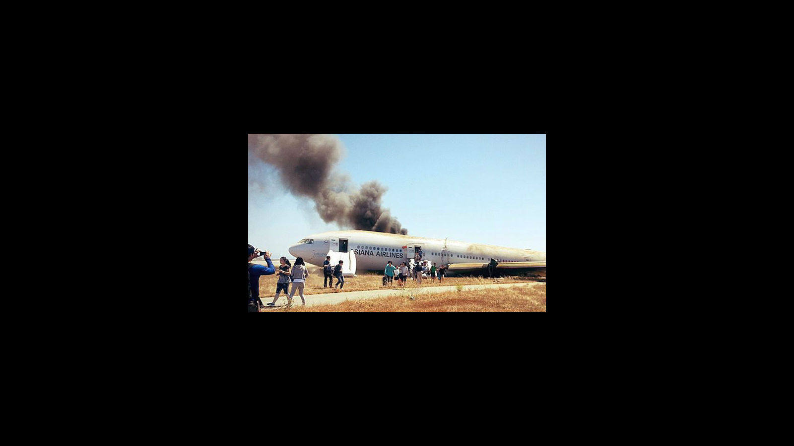 Los pasajeros abandonan el avión accidentado