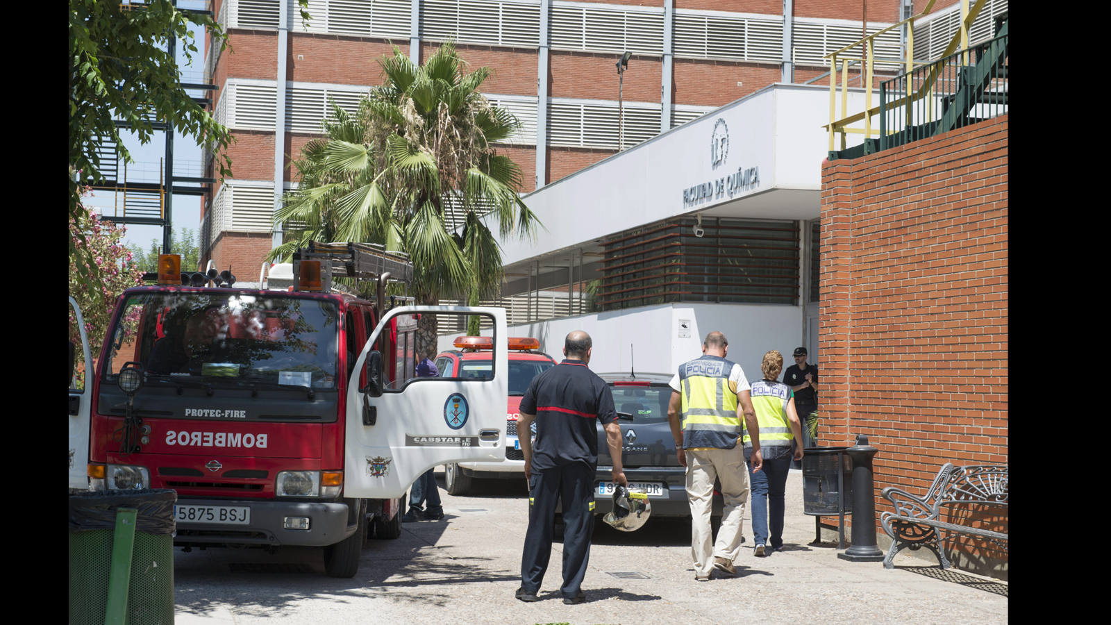 La Facultad de Química fue desalojada tras una explosión en un laboratorio. Dos empleados de mantenimiento resultaron heridos leves
