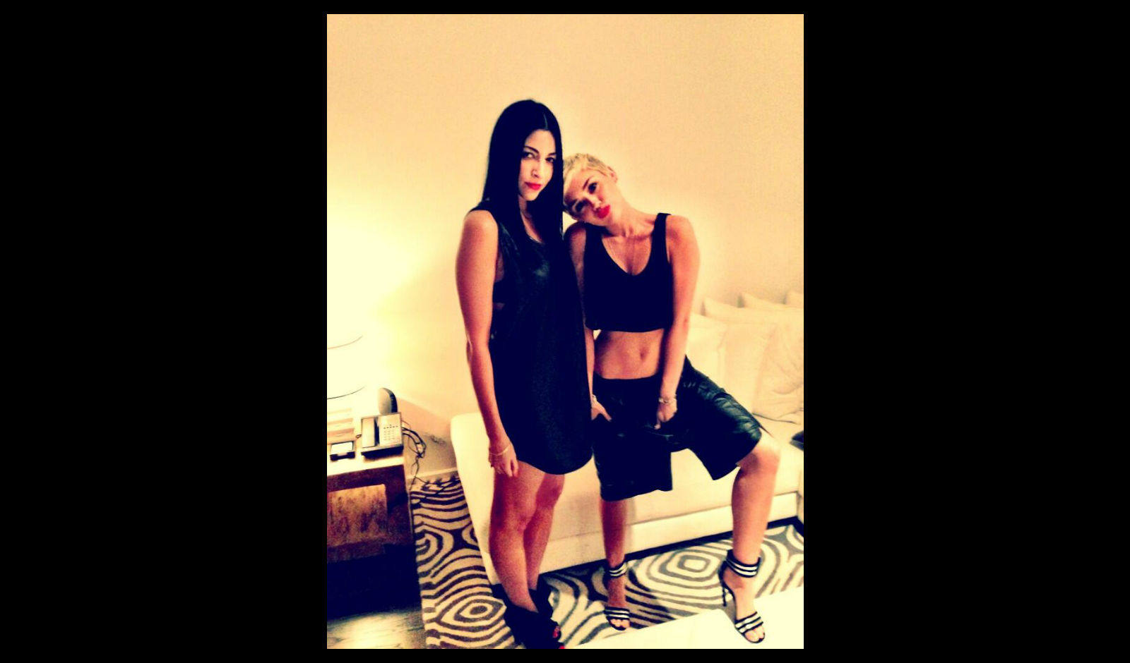 Miley Cyrus presume de ombligo