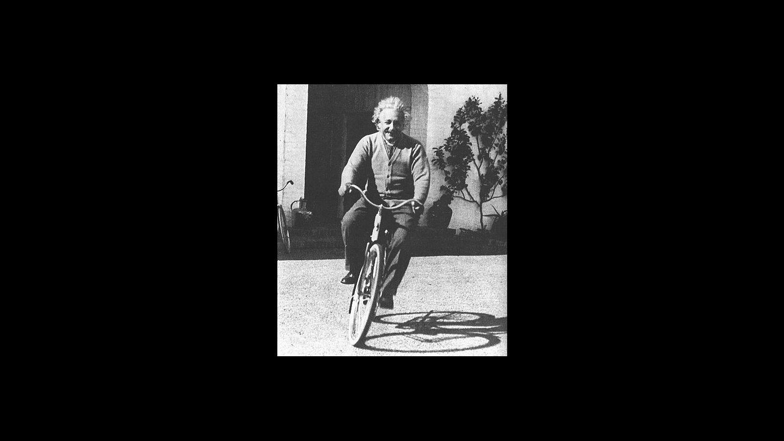 A genio Albert Einstein también le gustaba montar en bicicleta.