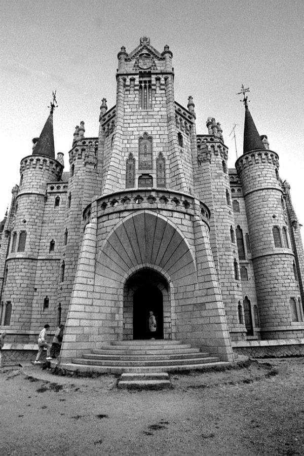 Vista del Palacio Episcopal de Astorga (León), obra del arquitecto catalán.