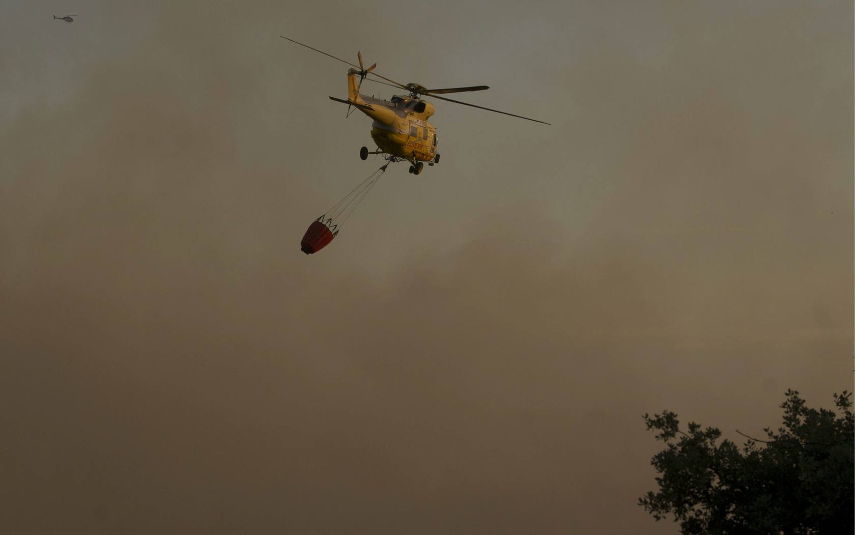 Hidroavión en el incendio forestal de Valdemorillo.