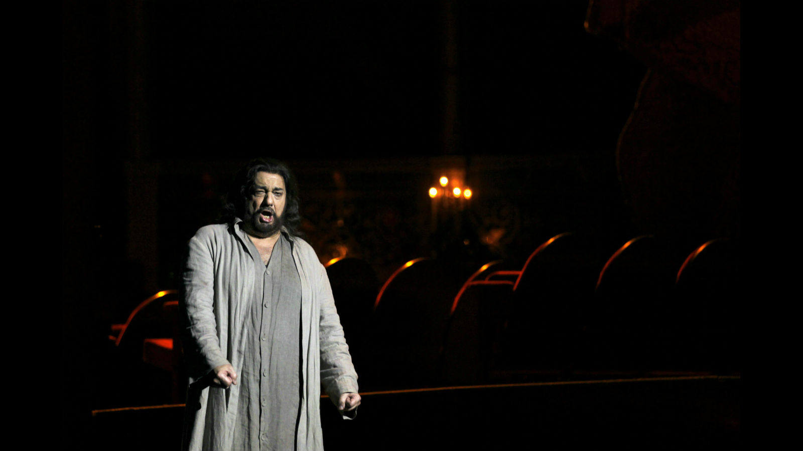 El tenor durante un instante de la obra Thais de Jules, en Sevilla